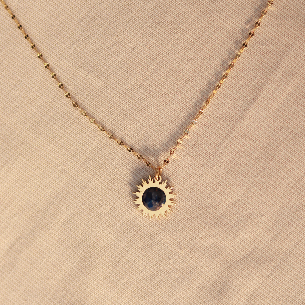 Solar Glow | Halskette mit Sodalith Naturstein Anhänger | gold | dunkelblau