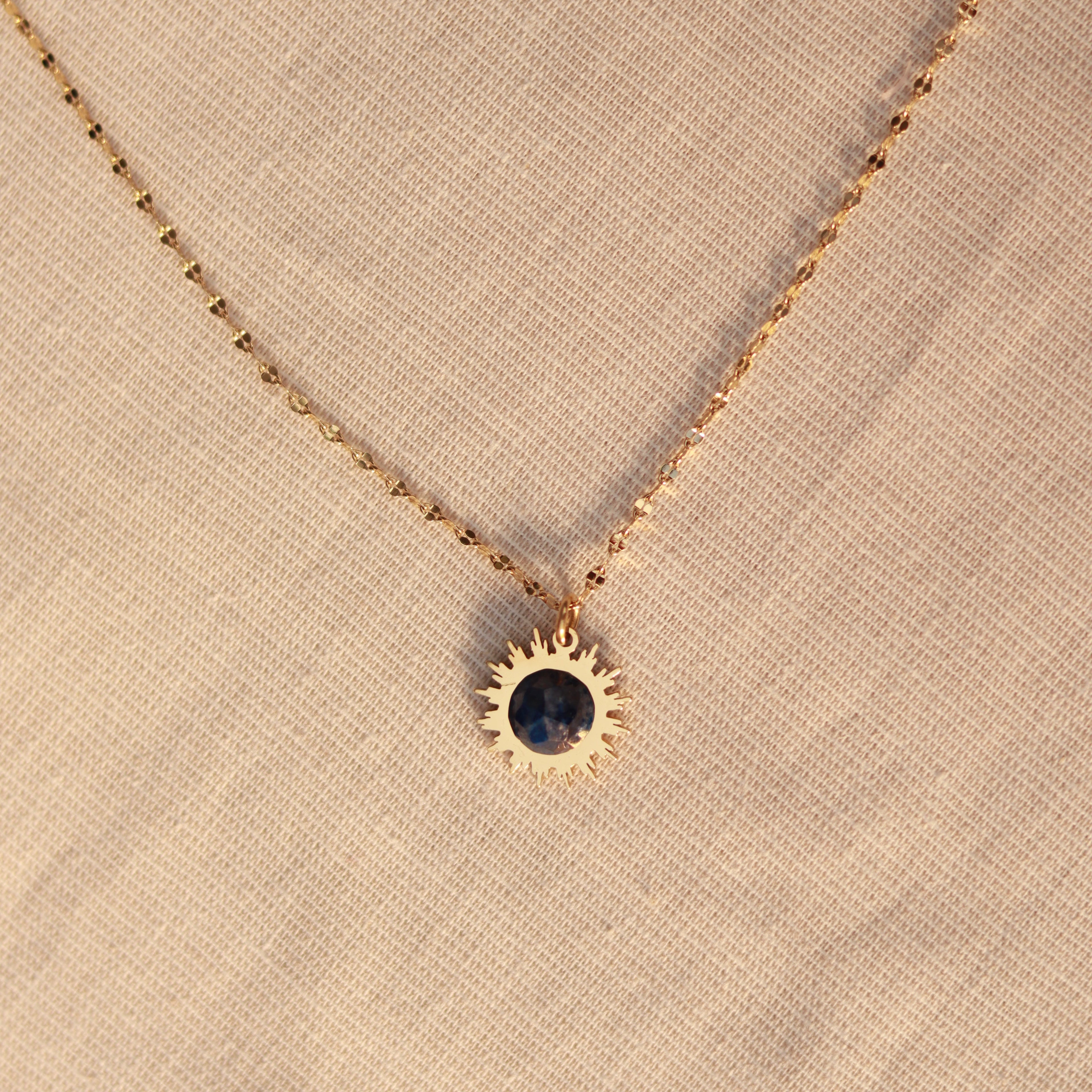 Solar Glow | Halskette mit Sodalith Naturstein Anhänger | gold | dunkelblau