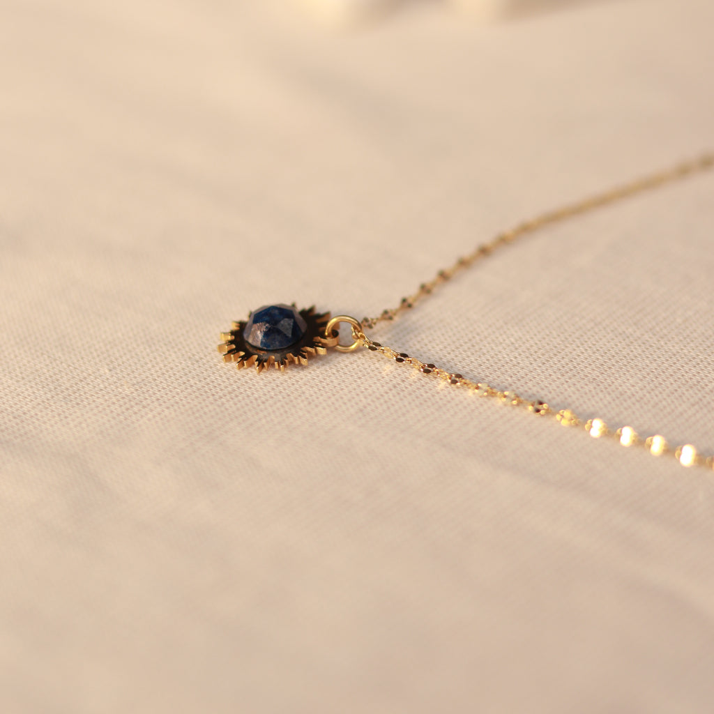 Solar Glow | Halskette mit Sodalith Naturstein Anhänger | gold | dunkelblau