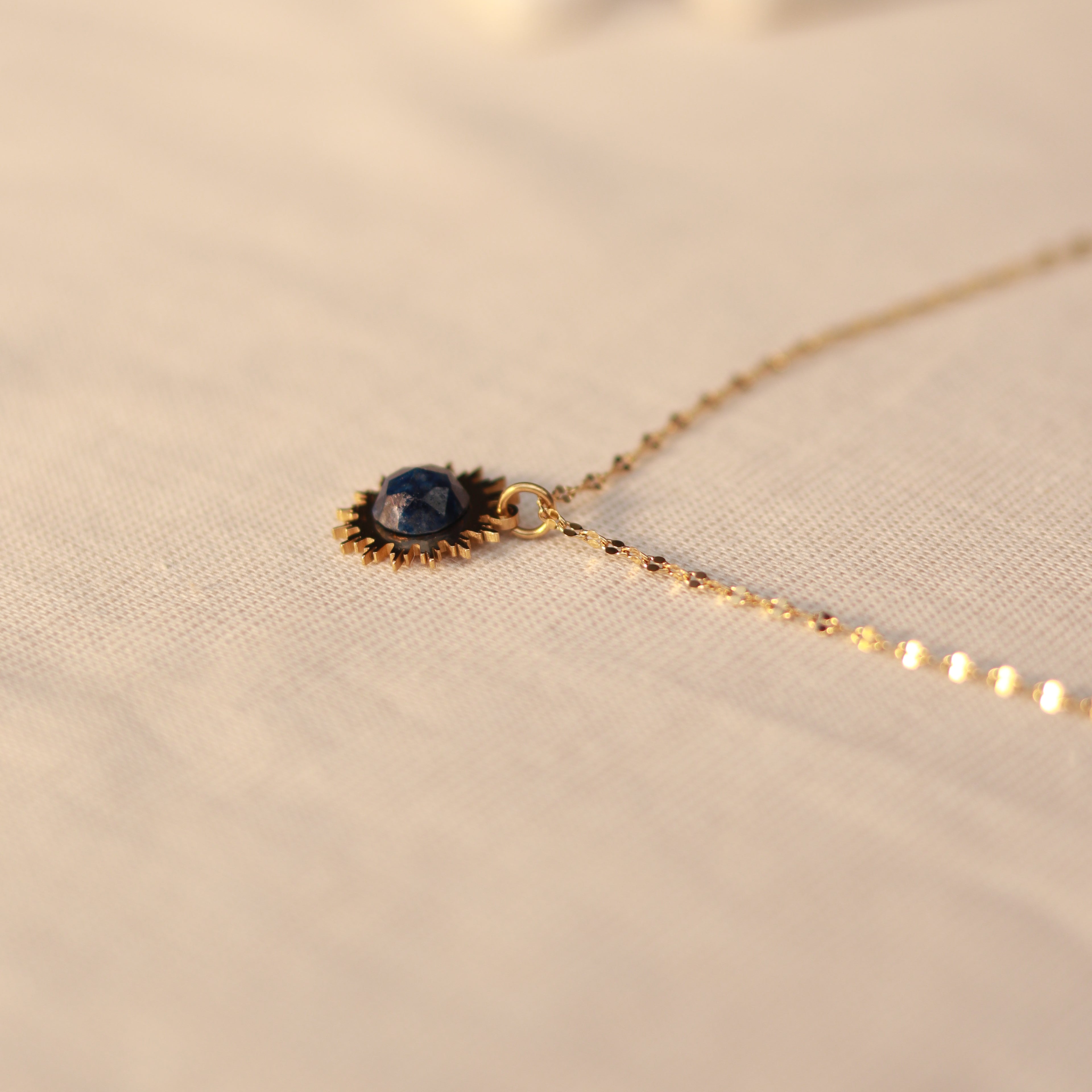 Solar Glow | Halskette mit Sodalith Naturstein Anhänger | gold | dunkelblau