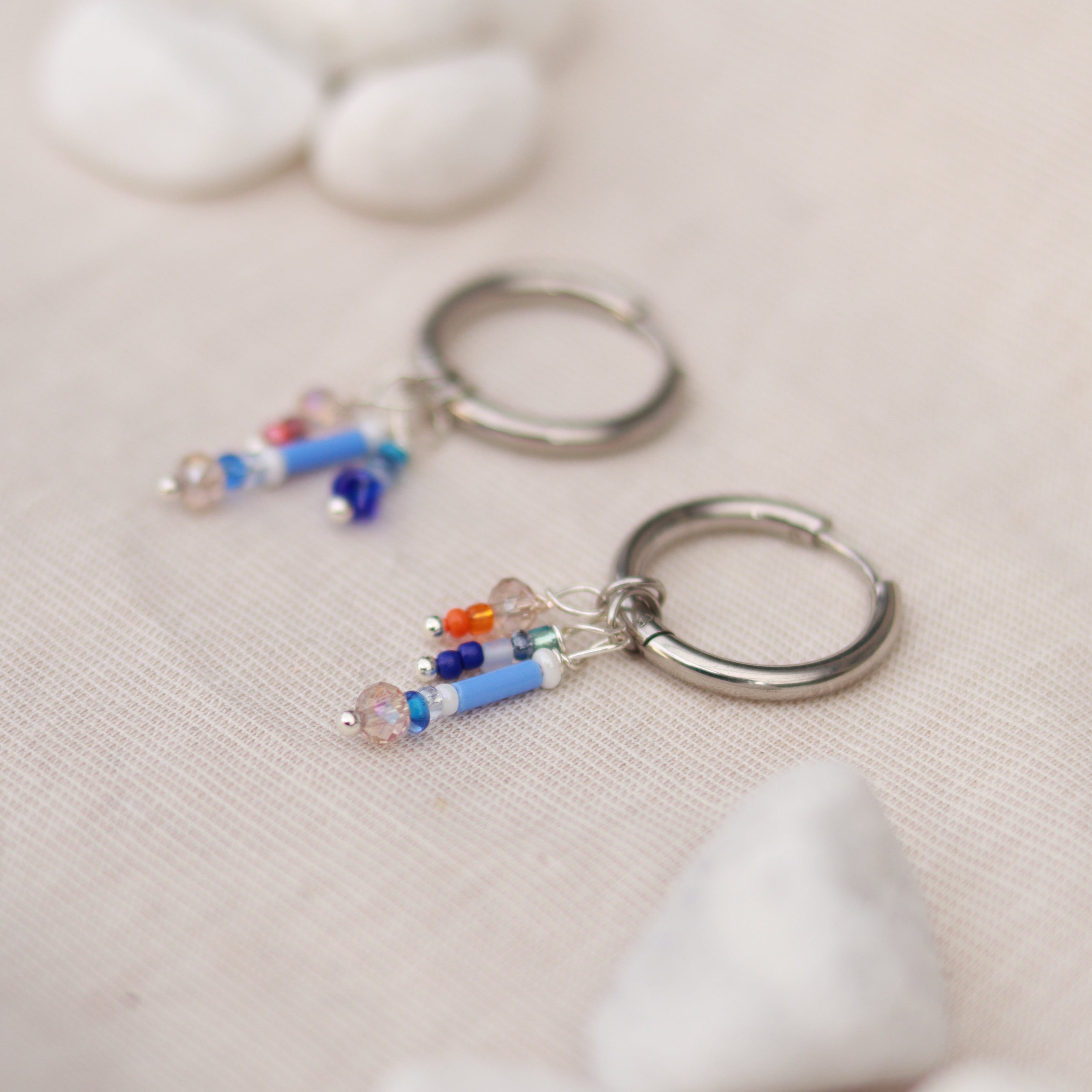 Lively Loops | Creolen | Perlenmix Anhänger | silber | blau