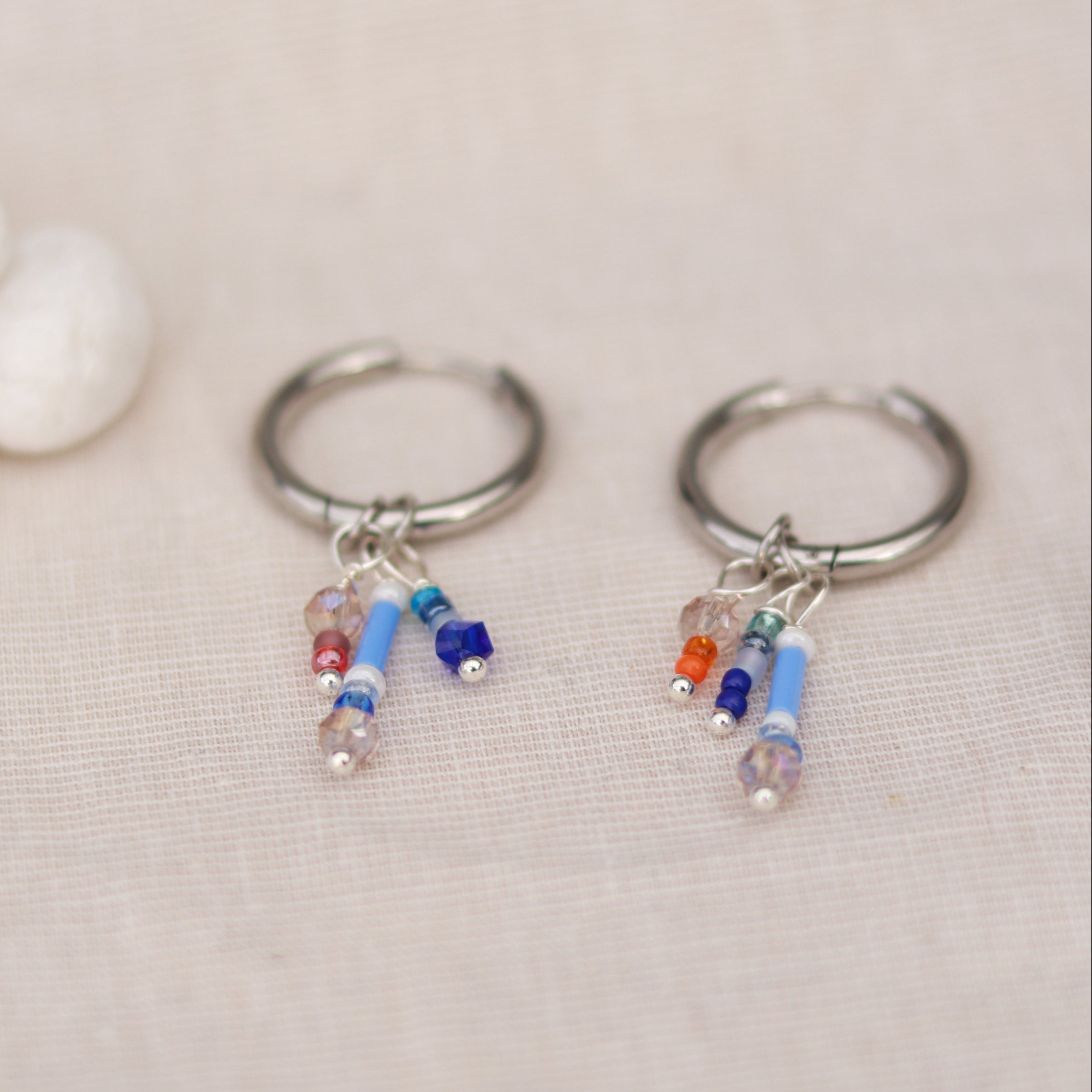 Lively Loops | Creolen | Perlenmix Anhänger | silber | blau