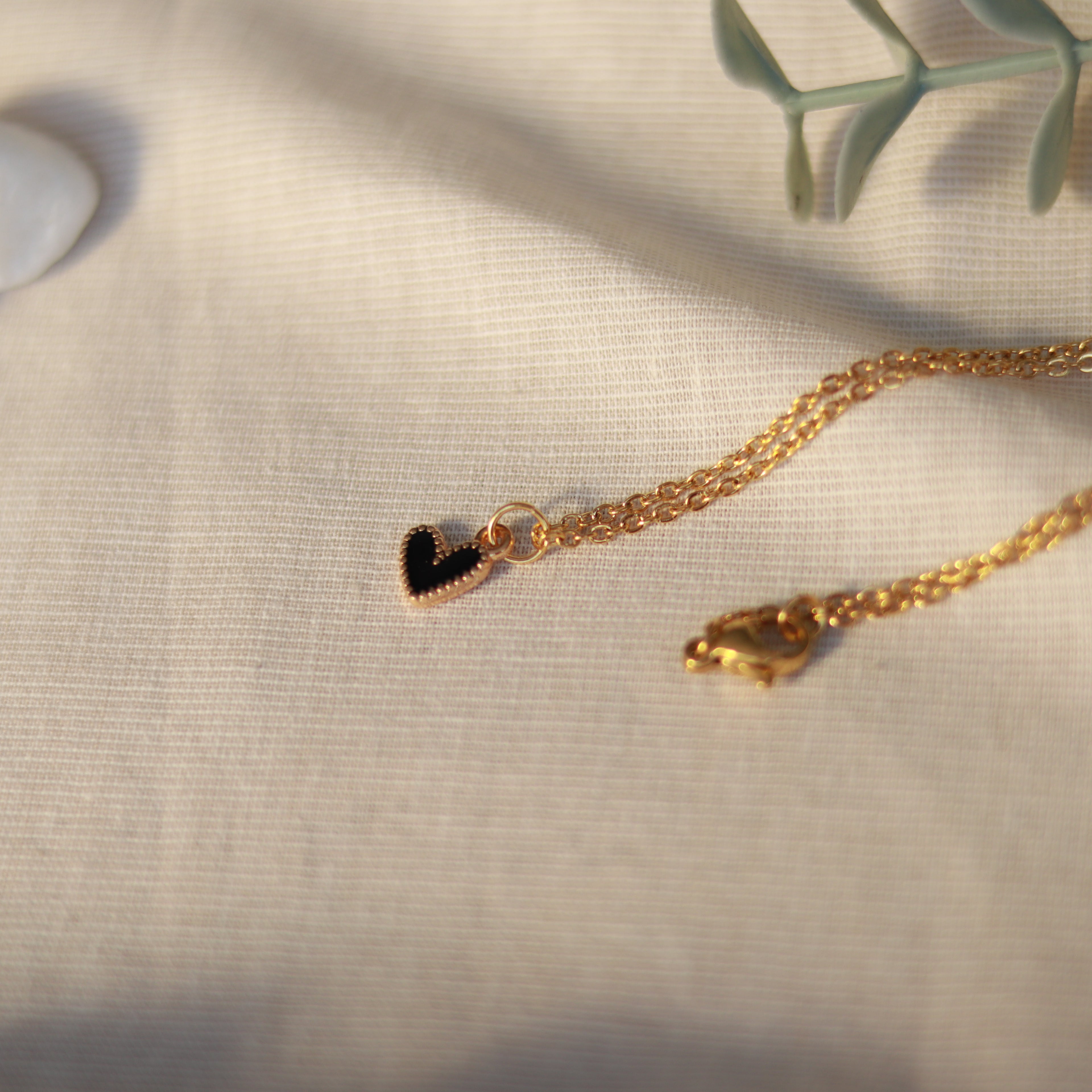 Golden Love | Halskette mit Emaille Herz Anhänger | gold | schwarz