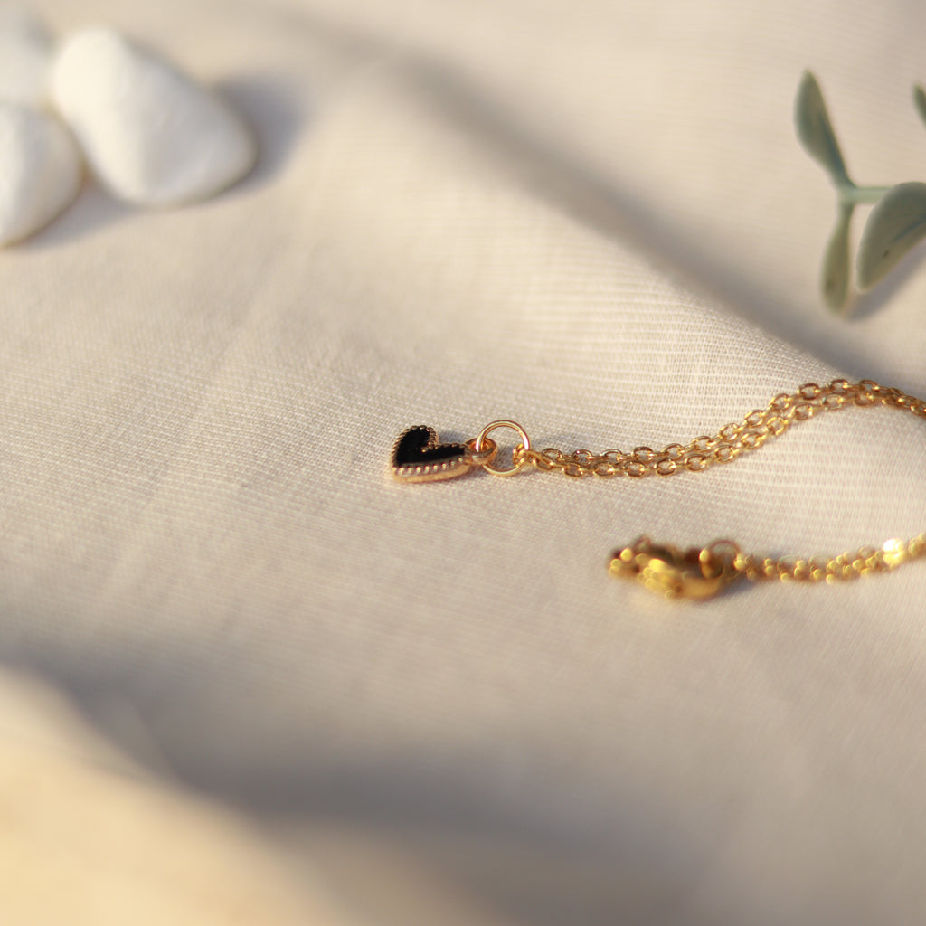 Golden Love | Halskette mit Emaille Herz Anhänger | gold | schwarz