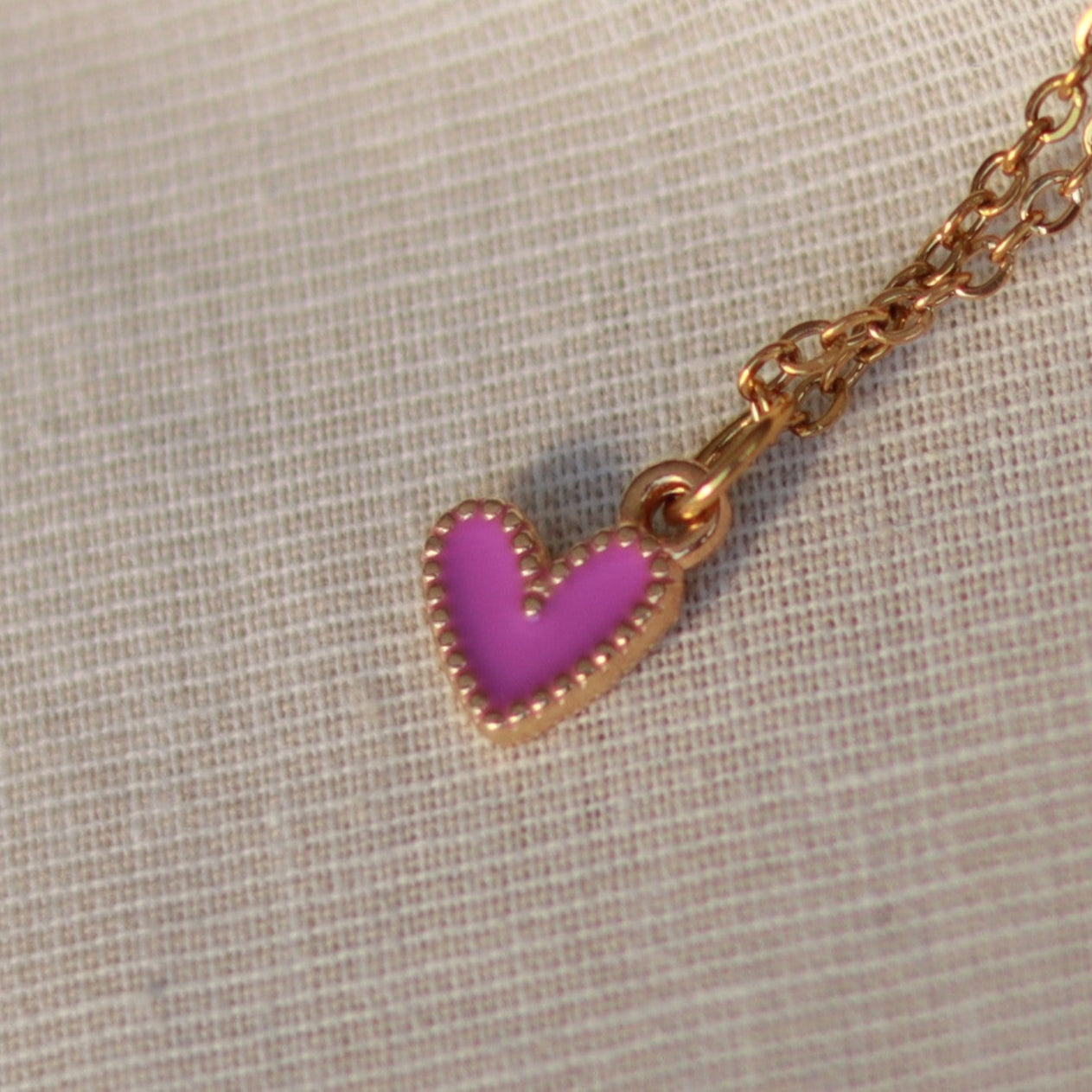 Golden Love | Halskette mit Emaille Herz Anhänger | gold | flieder