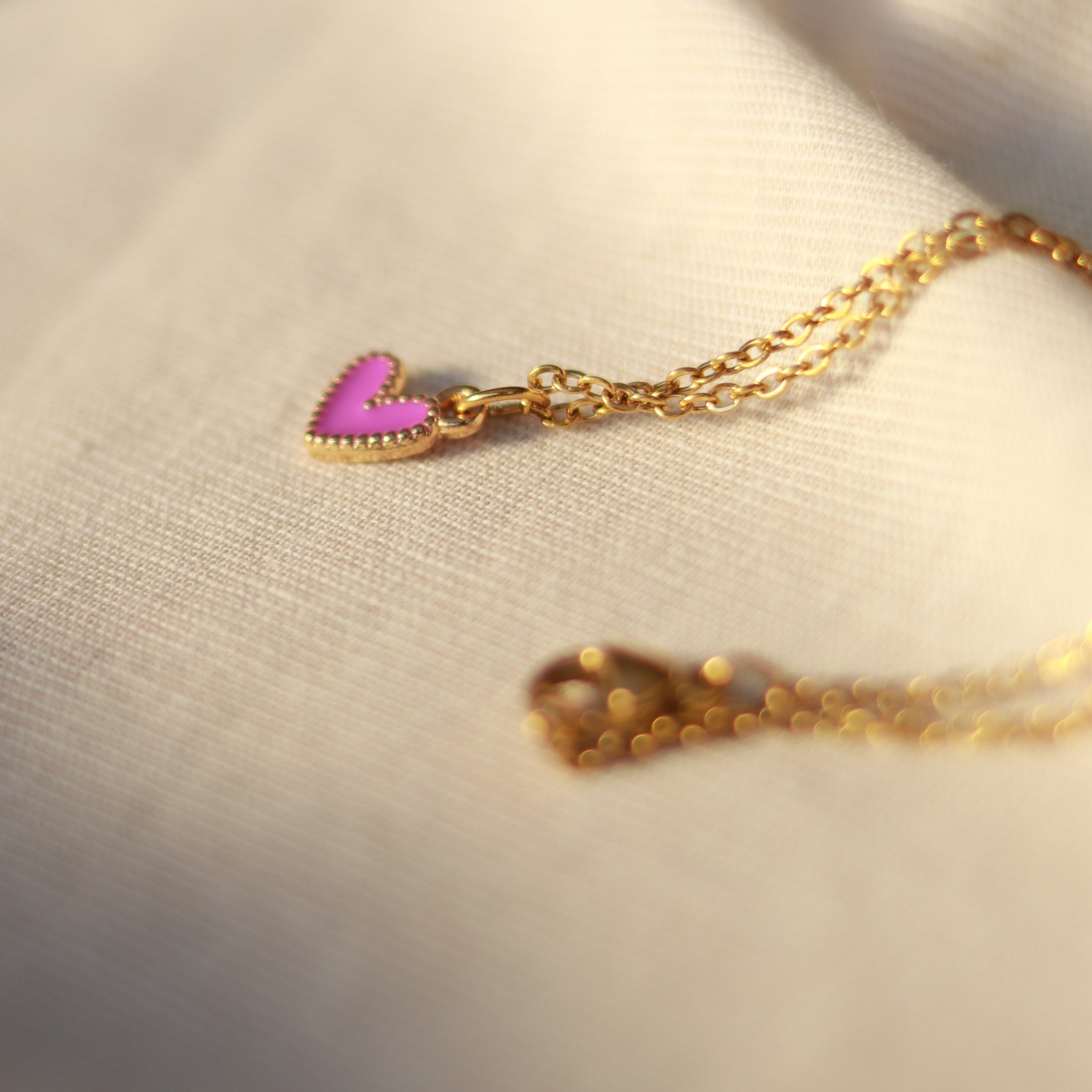 Golden Love | Halskette mit Emaille Herz Anhänger | gold | flieder
