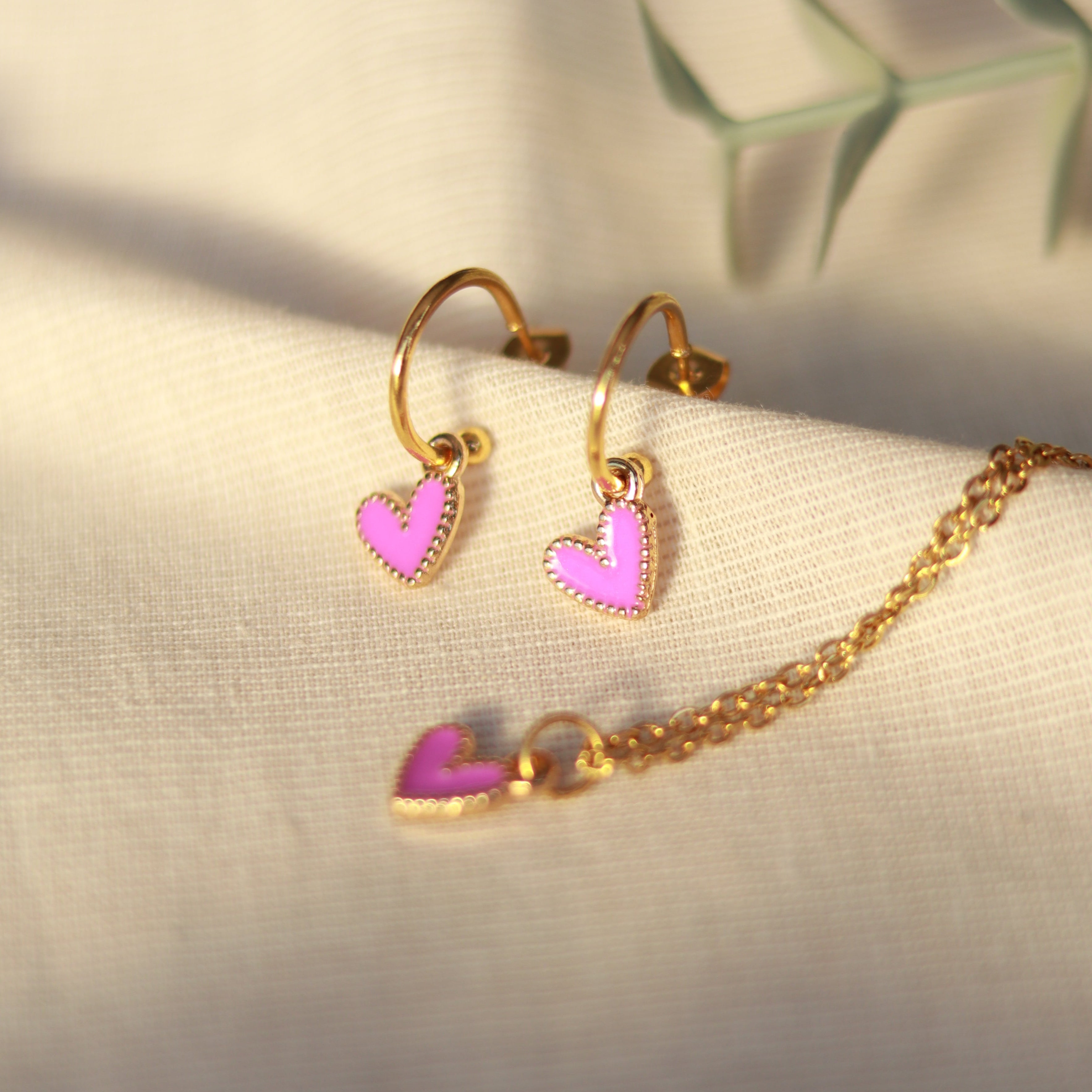 Golden Love | Creolen | Emaille Herz Anhänger | gold | flieder