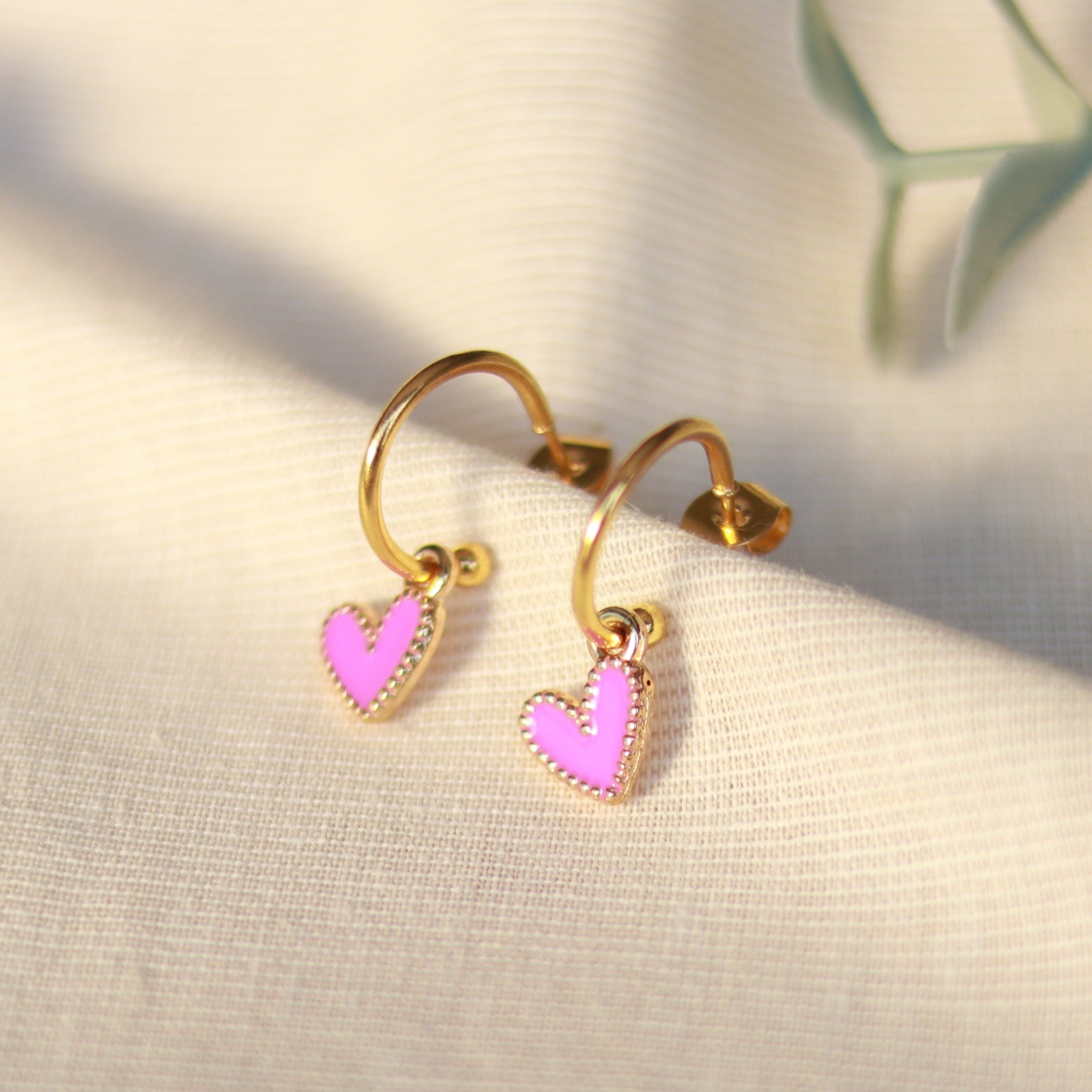 Golden Love | Creolen | Emaille Herz Anhänger | gold | flieder