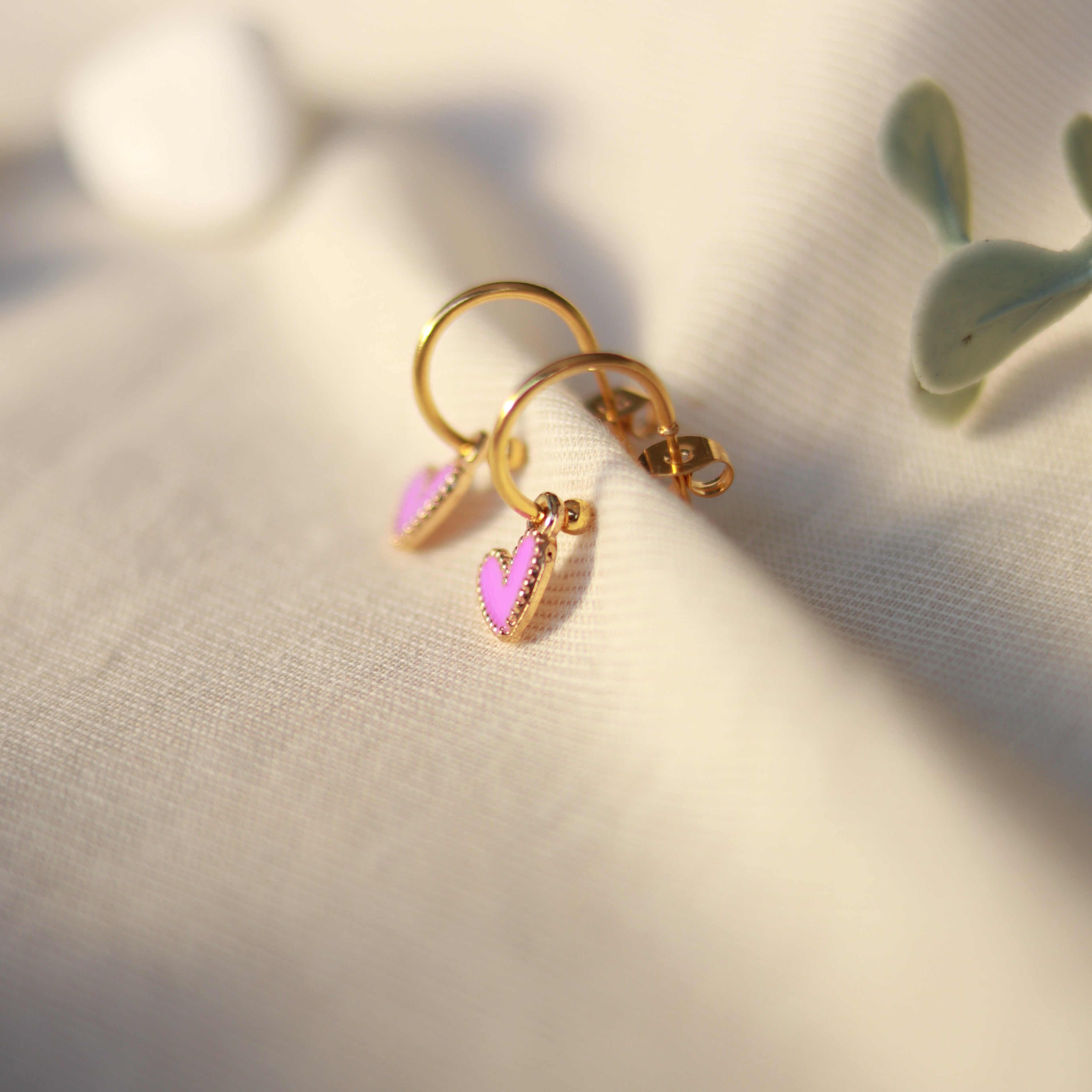 Golden Love | Creolen | Emaille Herz Anhänger | gold | flieder