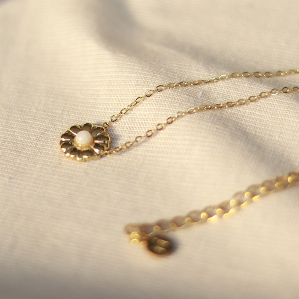 Pure Blossom | Halskette mit weißem Jade Naturstein Anhänger| gold | weiß