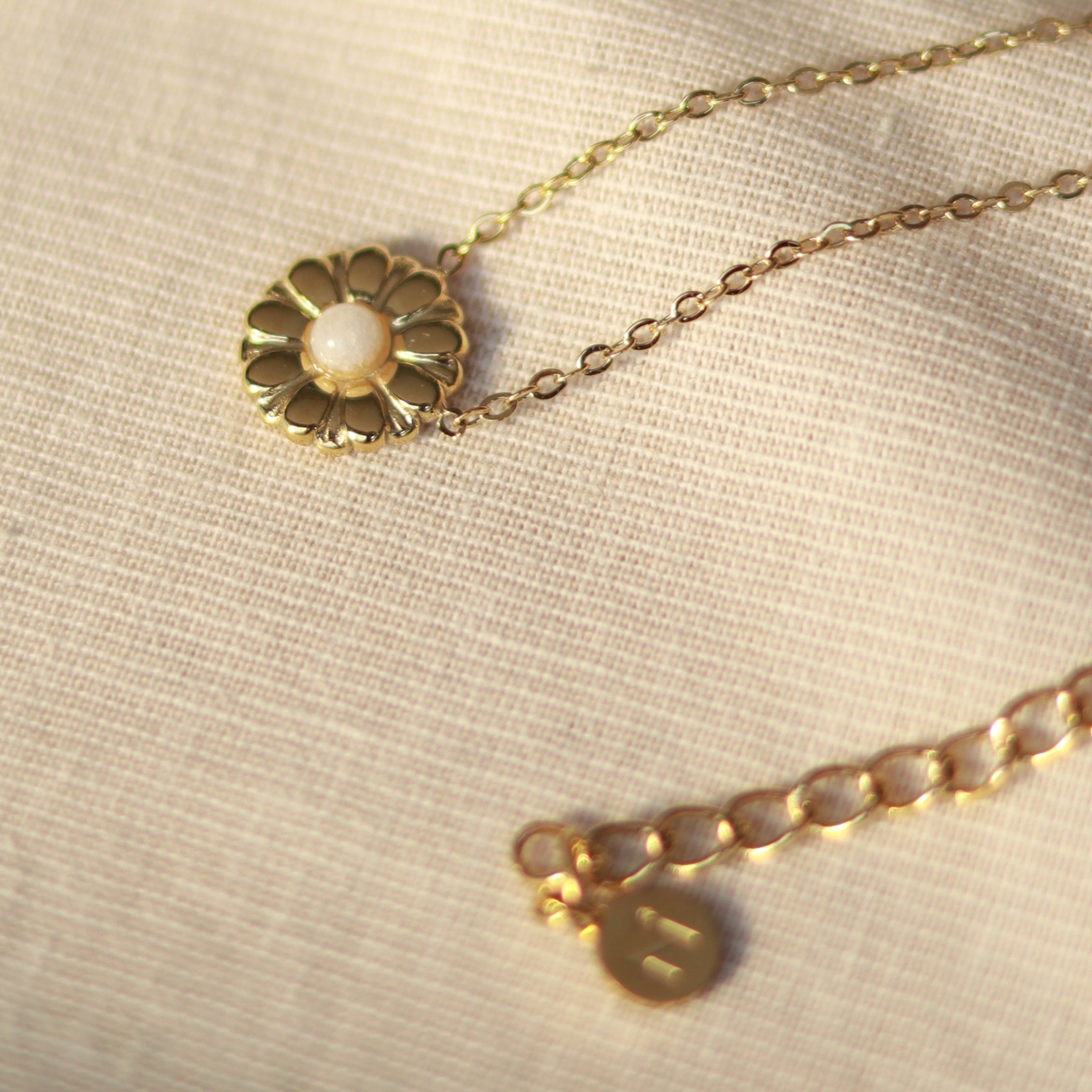 Pure Blossom | Halskette mit weißem Jade Naturstein Anhänger| gold | weiß