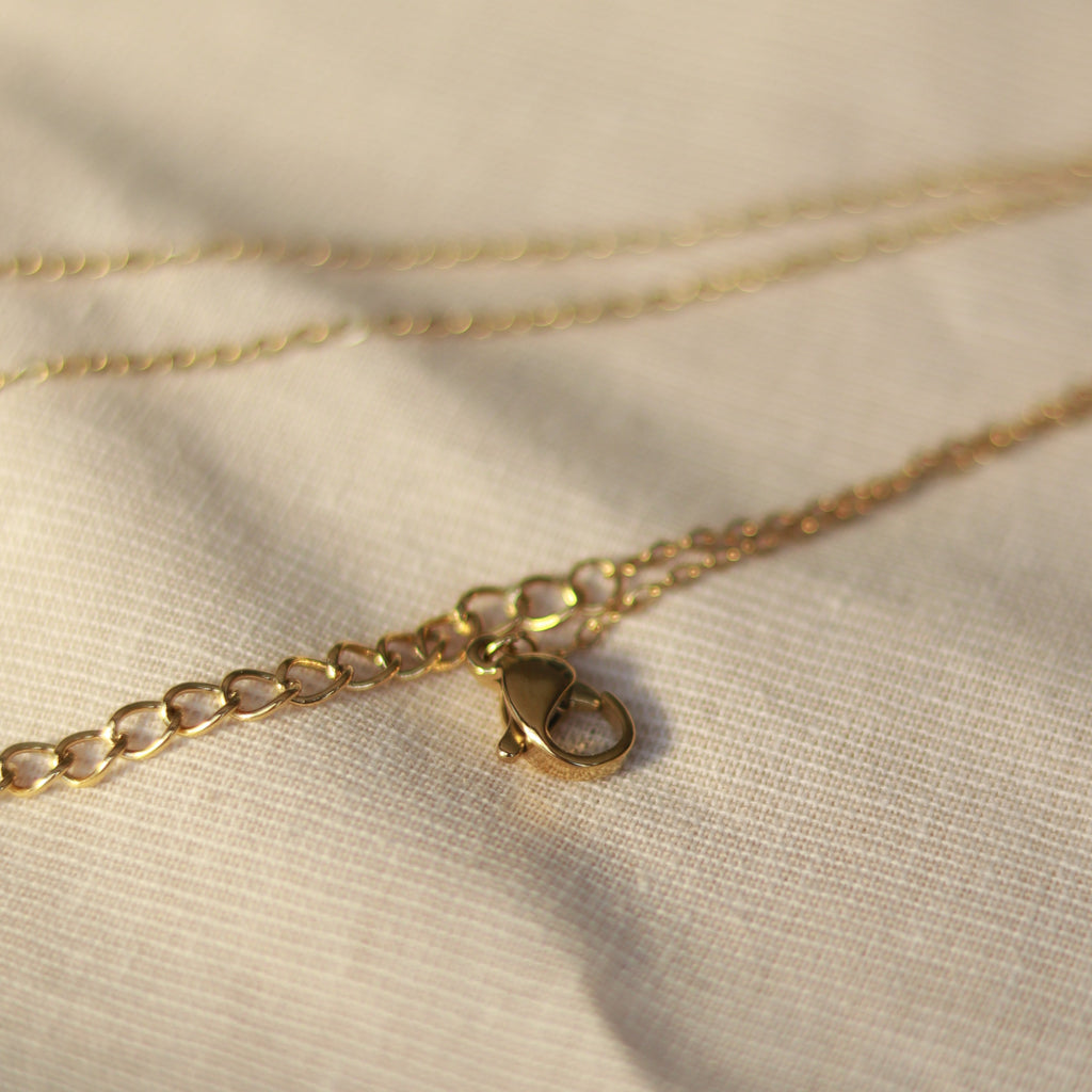 Pure Blossom | Halskette mit weißem Jade Naturstein Anhänger| gold | weiß