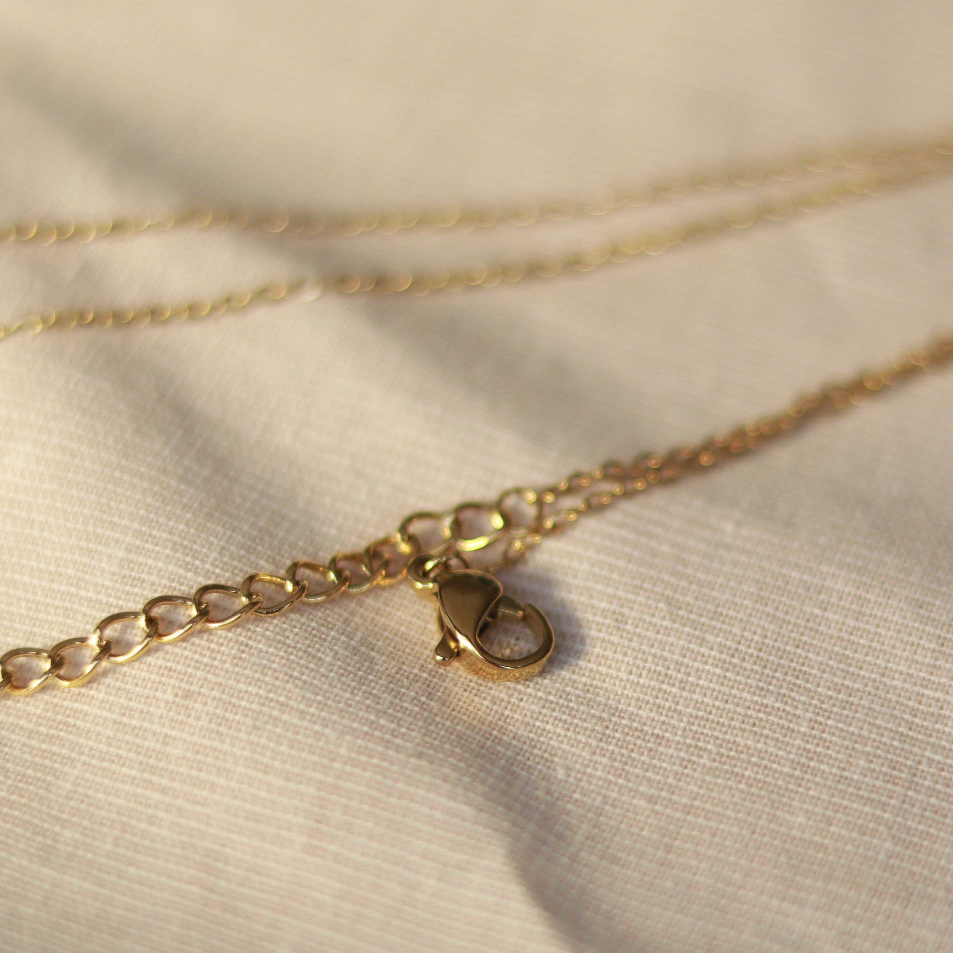 Pure Blossom | Halskette mit weißem Jade Naturstein Anhänger| gold | weiß