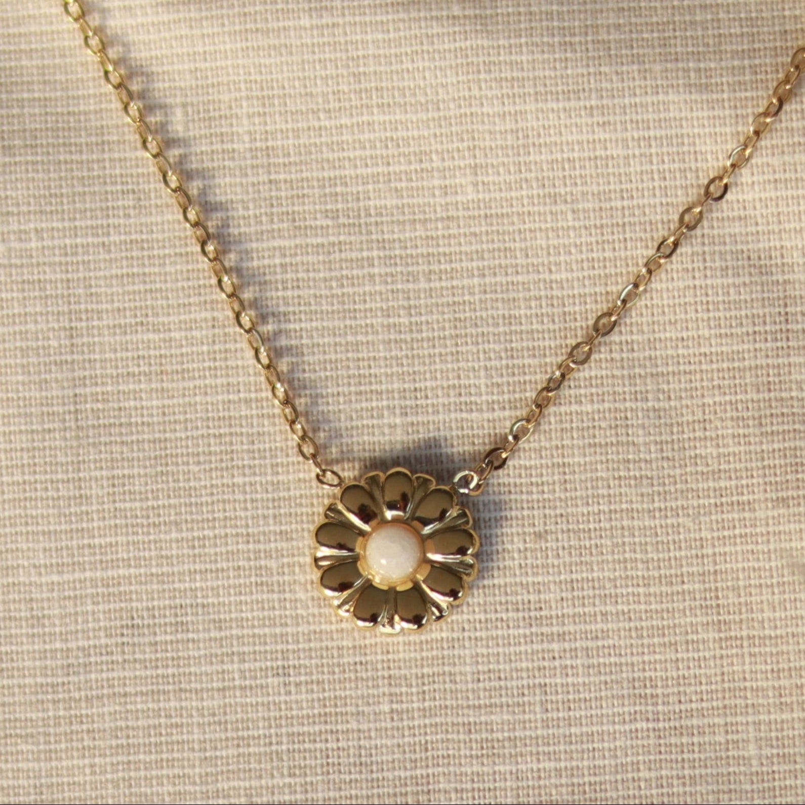 Pure Blossom | Halskette mit weißem Jade Naturstein Anhänger| gold | weiß