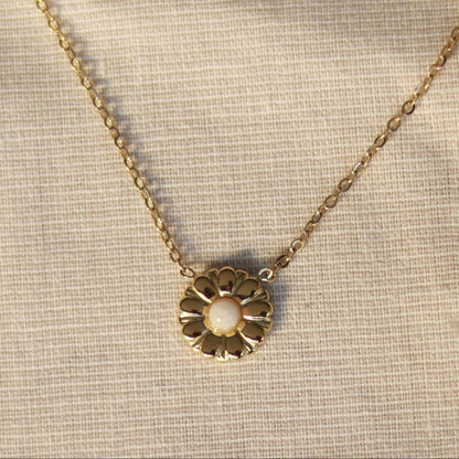 Pure Blossom | Halskette mit weißem Jade Anhänger| gold | weiß