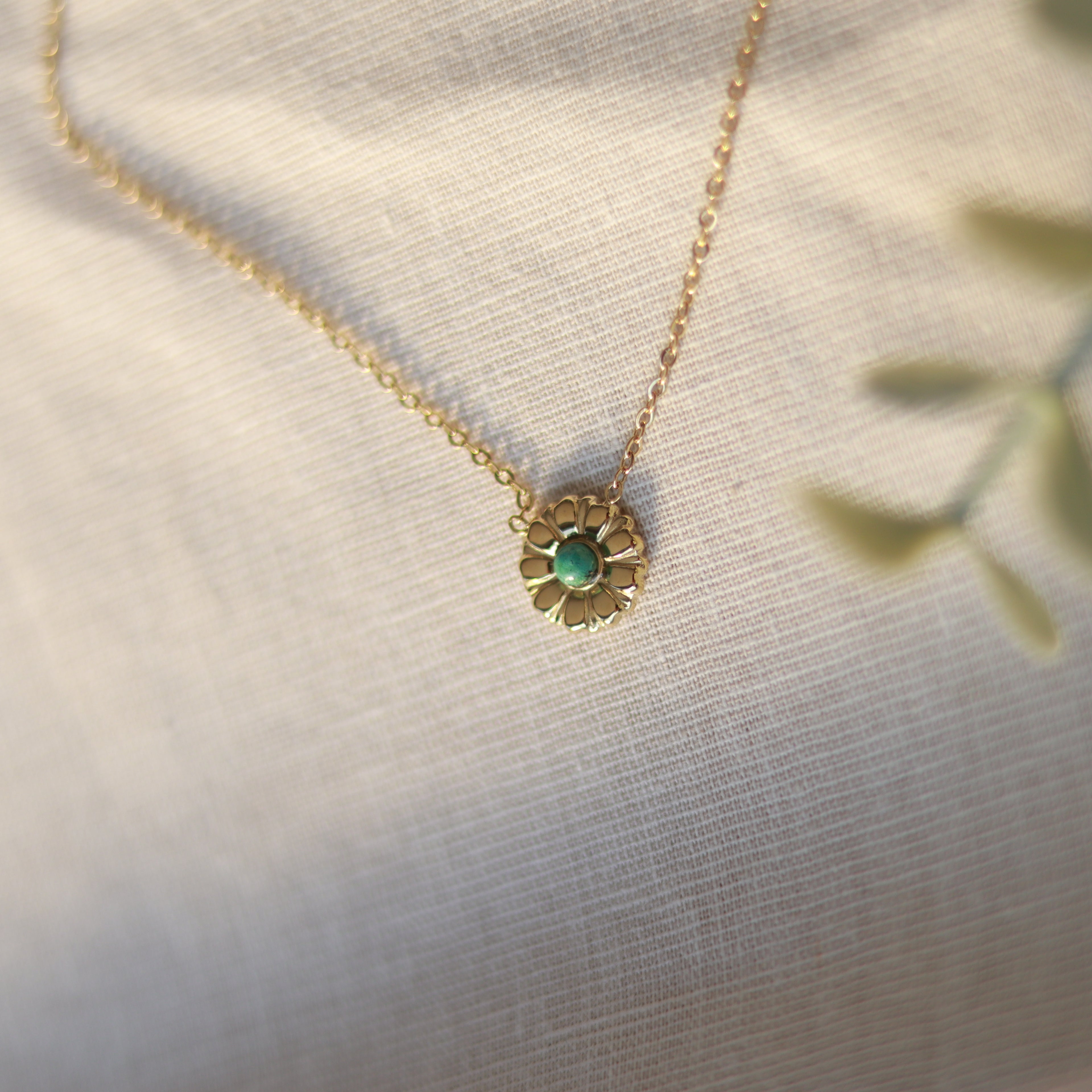 Green Blossom | Halskette mit zierlichem Aventurin Naturstein Anhänger| gold | grün