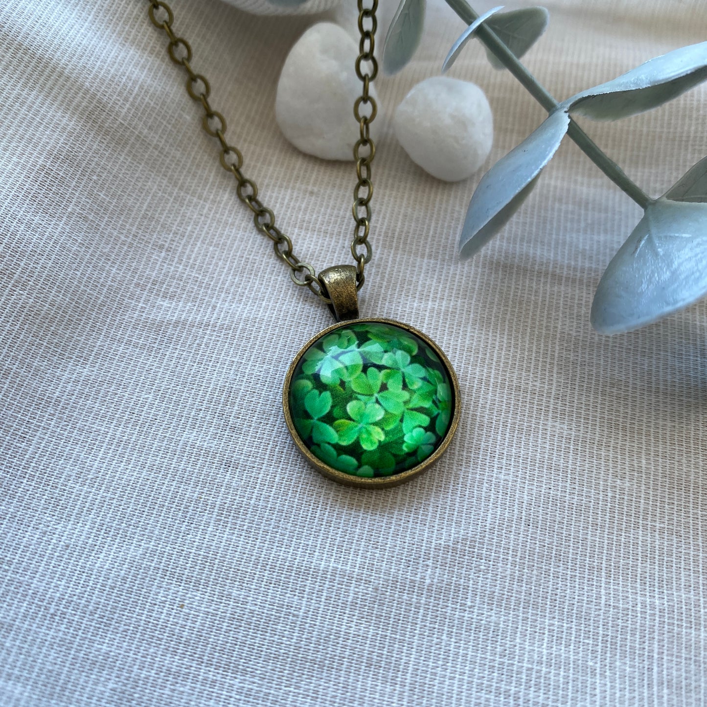 Glücksbringer Kette | Halskette mit Kleeblatt Anhänger | bronzefarben