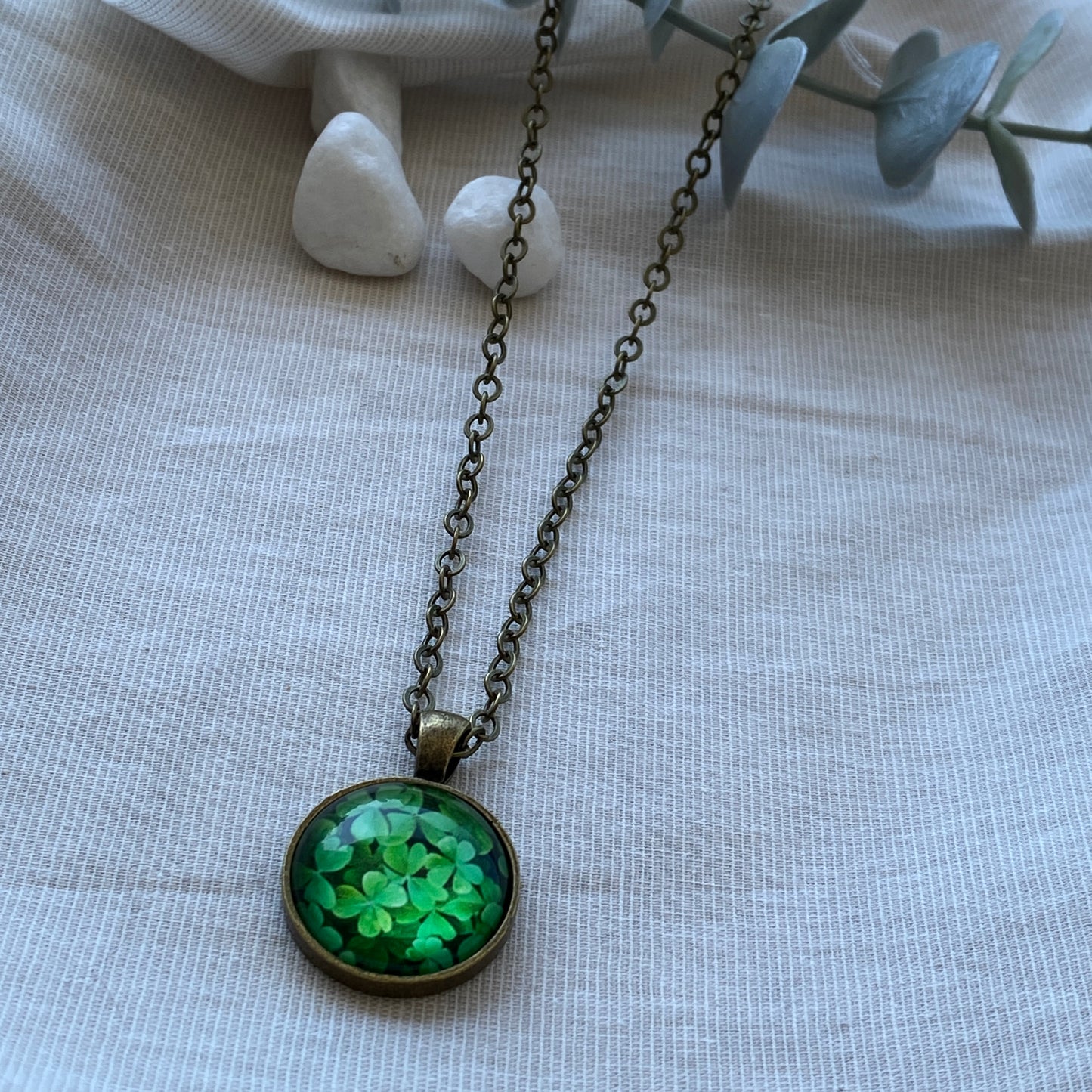 Glücksbringer Kette | Halskette mit Kleeblatt Anhänger | bronzefarben