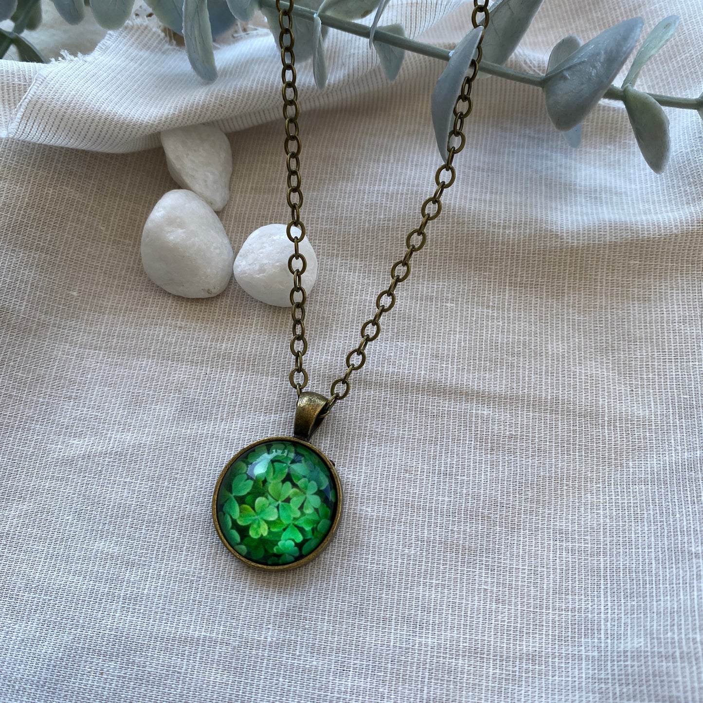 Glücksbringer Kette | Halskette mit Kleeblatt Anhänger | bronzefarben