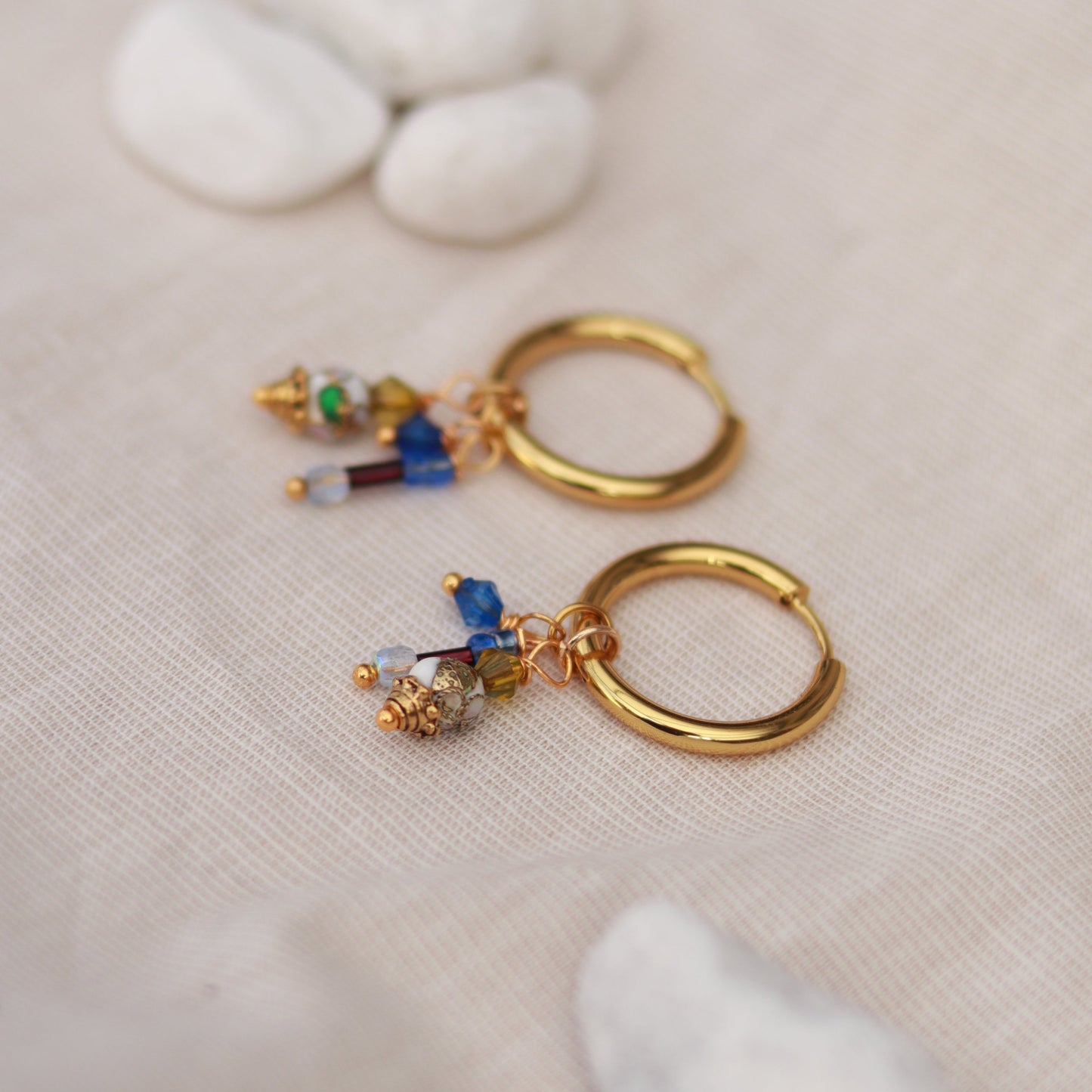 Golden Essence | Creolen | Perlenmix Anhänger | gold | blau