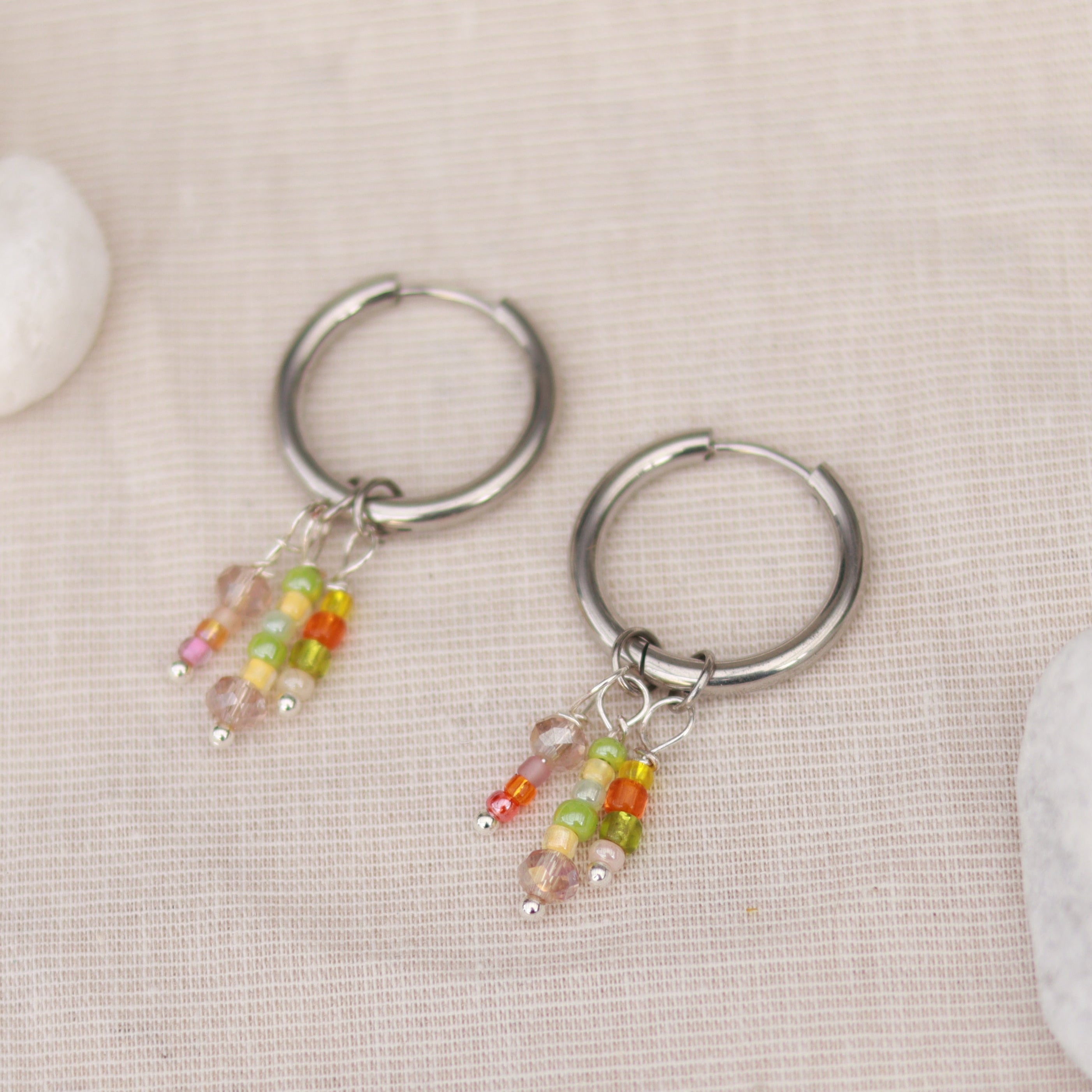 Harmony Hoops | Creolen | Perlenmix Anhänger | silber | bunt