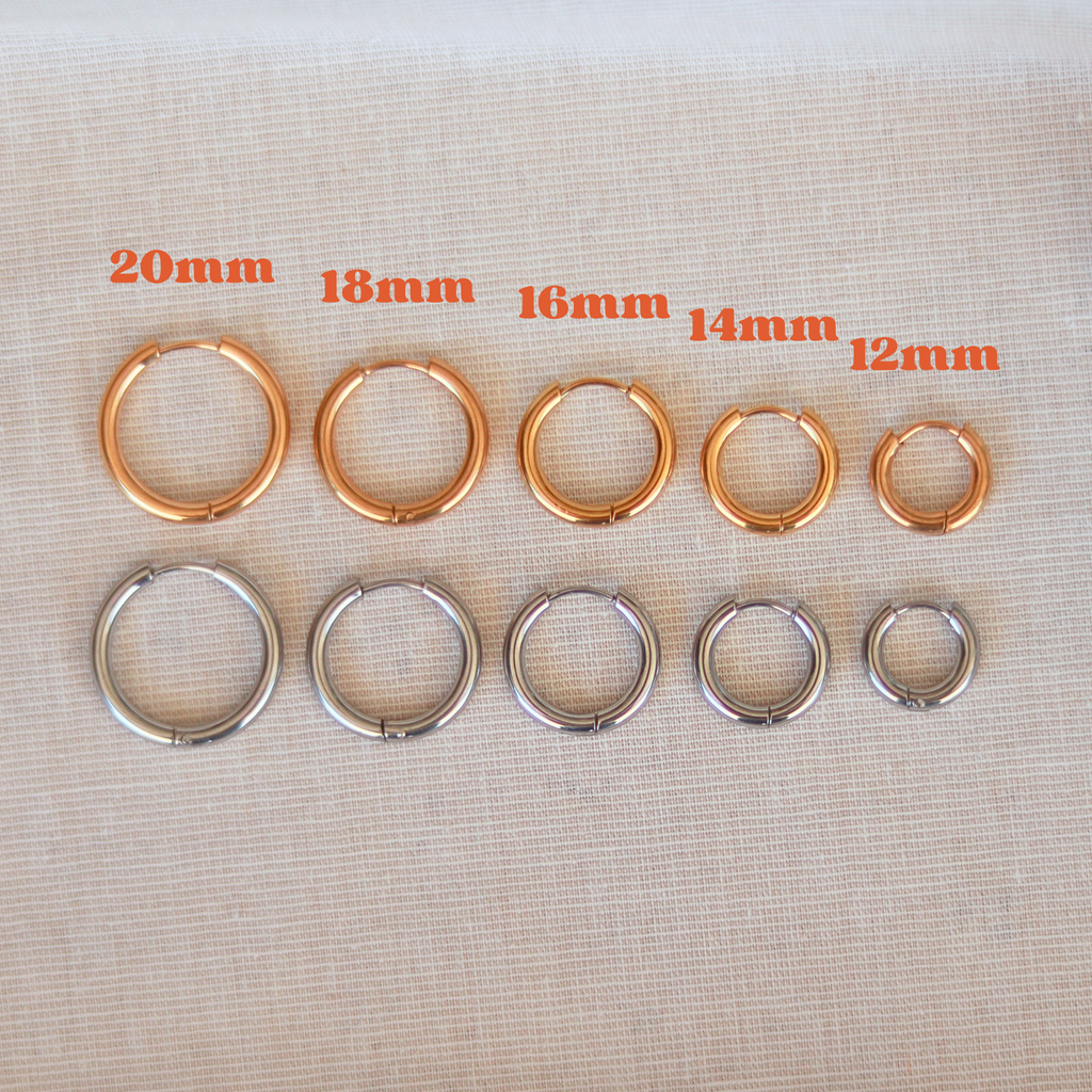 Creolen mit goldenen Sternen und Naturstein Perlen Anhänger | goldfarben blau | Edelstahl Ohrringe | 16 mm