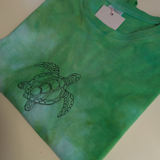 Turtle Wasserschildkröte | Batik T-Shirt | besticktes Shirt grün